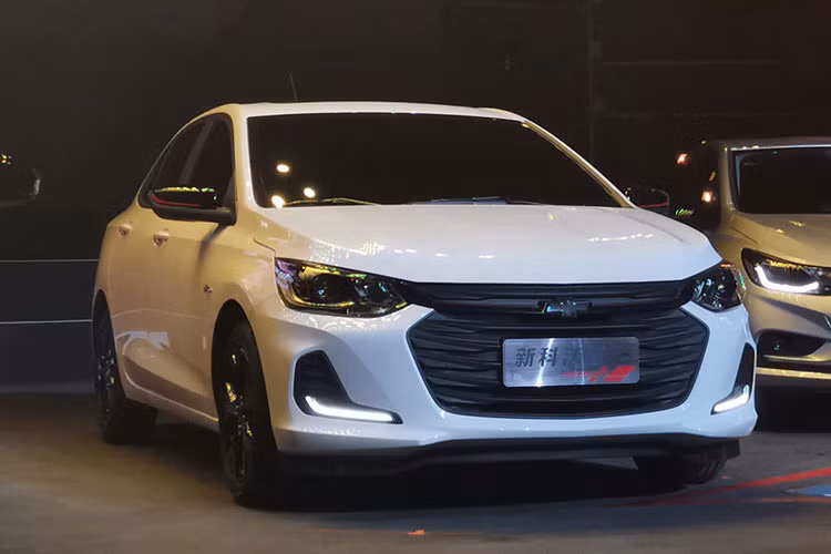  Xe giá rẻ Chevrolet Onix là mẫu sedan cỡ B giá rẻ đã được tung ra thị trường Trung Quốc vào giữa năm 2016. Nhờ doanh số hơn 10.000 chiếc/tháng, Chevrolet Onix phiên bản 2019 đã được phát triển thế hệ mới. Trong sự kiện ra mắt này, hãng Chevrolet đã giới thiệu Onix 2019 phiên bản Redline thể thao.