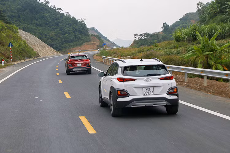 Cầm lái Hyundai Kona 1.6 Turbo 2018 - sở hữu mô-men xoắn cực đại đạt được ngay từ vòng tua 1.500 vòng/phút, và công suất cực đại ở 5.500 vòng/phút, phiên bản này khiến người lái cảm thấy khá bất ngờ khi xe có thể bứt tốc và vượt qua những phương tiện khác một cách dễ dàng. So sánh với một số đối thủ cùng phân khúc, xe nhỉnh hơn khá nhiều.