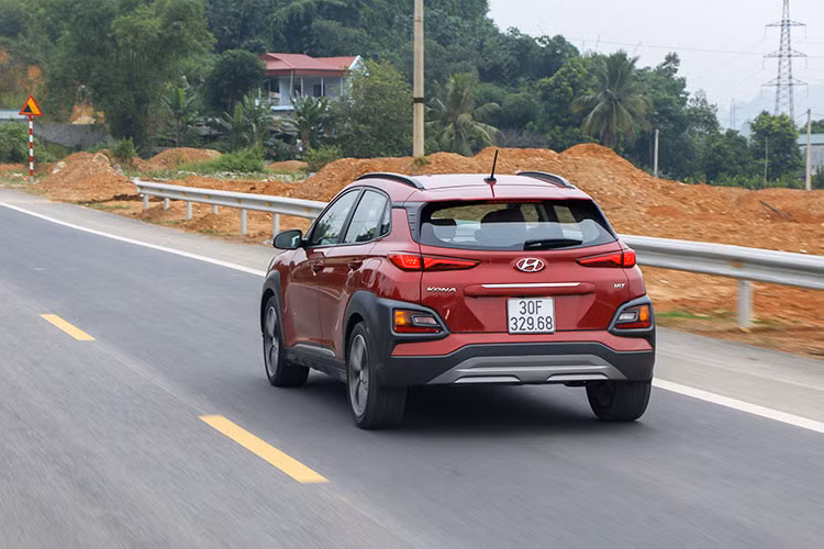 Cũng như phiên bản Kona sử dụng khối động cơ Atkinson MPI 2.0L , Kona 1.6 Turbo được trang bị hệ thống Drive Mode với 3 chế độ Comfort - Eco - Sport mang đến những trải nghiệm khác nhau cho mỗi khách hàng. Trong khi chế độ Normal được cài đặt mặc định, mang lại sự êm ái cho người sử dụng, thì chế độ Sport cho cảm giác lái thể thao và mạnh mẽ nhất, phát huy tối đa sức mạnh của động cơ.