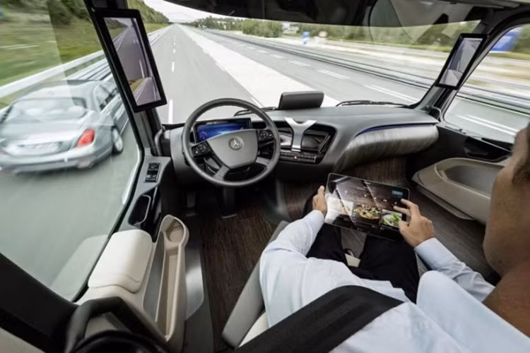 Để tránh đâm va, CityPilot có một hệ thống phanh tự động và sẽ can thiệp giảm tốc cho tới hãm dừng chiếc xe khi cần thiết. Không chỉ đột phá, tiên phong về công nghệ, xe buýt Mercedes-Benz Future Bus còn có một thiết kế vô cùng ấn tượng, mang tính cách mạng, phá vỡ nhiều quy chuẩn thông thường trước nay.
