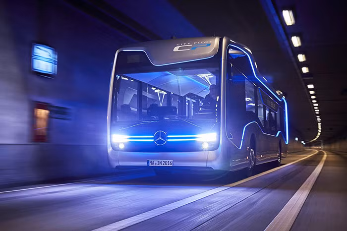 Daimler Buses, nhà sản xuất xe bus lớn hàng đầu thế giới, đang tạo ra những bước đi đột phá, tiên phong về công nghệ kỹ thuật. Mẫu xe buýt Mercedes-Benz Future Bus với công nghệ tự lái “CityPilot” vừa trình làng thế giới là một minh chứng. Chiếc xe có thể vận hành tự động lần đầu tiên trên đường thực tế, dài khoảng 20km ở Amsterdam, Hà Lan. 