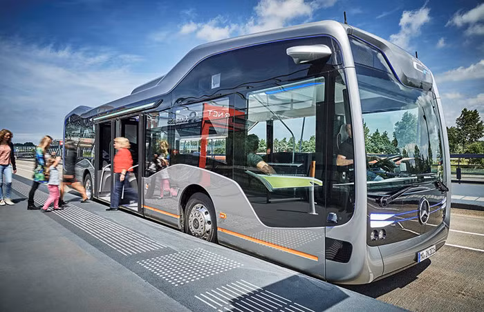  Bước đi đầu tiên để tiến tới hoàn thiện loại xe bus vận hành hoàn toàn tự động trong giao thông đô thị chính là các tuyến BRT với các làn đường riêng biệt. Chiếc Future Bus có thể ghi nhận được đâu là con đường thích hợp cho lái tự động và báo cho người lái biết. Sau đó, việc của người lái xe buýt là nhấn một nút và chức năng lái tự động “CityPilot” được kích hoạt.