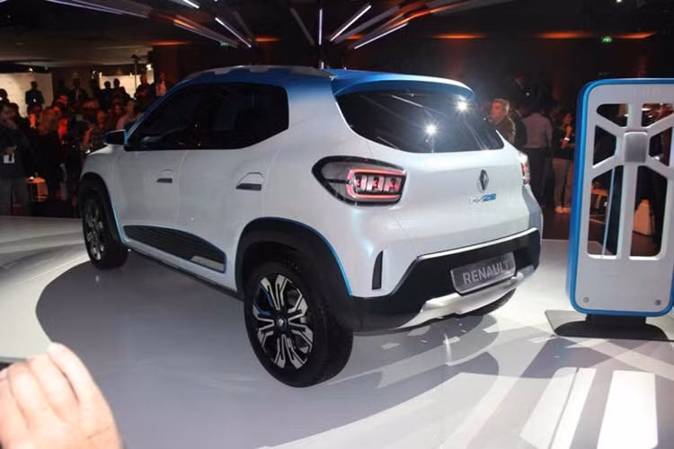 Một số tính năng đáng chú ý được trang bị cho xe ôtô Renault K-ZE mới là hệ thống thông tin giải trí cung cấp truy cập tới các dịch vị kết nối, hệ thống định vị, camera đi lùi và những thứ khác, và cả cảm biến đỗ xe phía sau nữa, dựa theo công ty Pháp.