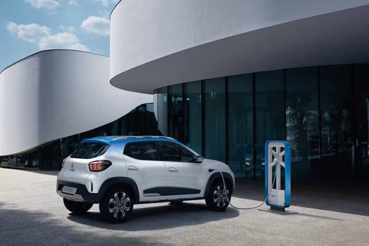 Tại Paris motoshow 2018, người đứng đầu Renault cũng hé lộ về Augmented Editorial Experience (AEX). Dự án được miêu tả là “một tầm nhìn mới cho tương lai của lĩnh vực di động,” nó kết hợp “nội dung, dịch vụ kết nối, truyền thông và tính di động,” và sẽ “biến thời gian di chuyển trở thành một trải nghiệm học tập vượt qua chuyện lái xe và cả bản thân chiếc xe.”