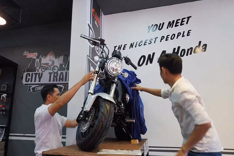 Những năm gần đây, nhiều mẫu xe máy nhập khẩu Thái Lan khi được các cửa hàng kinh doanh tư nhân đưa và phân phối tại Việt Nam đưa ra mức giá bán bị đội lên hàng chục triệu đồng so với giá đề xuất của nước sở tại, ngang ngửa thậm chí còn đắt hơn các dòng xe cao cấp trong nước.