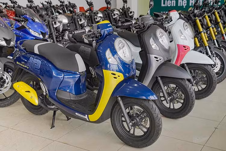  Honda Scoopy Tại Thái Lan, Honda Scoopy nằm trong phân khúc tay ga giá rẻ với giá niêm yết 49.600 baht (khoảng 33,6 triệu đồng). Nhưng tại các đại lý xe nhập máy khẩu Việt Nam luôn giữ vững ở mức từ 75 - 80 triệu đồng. Cũng là Scoopy với các trang bị không khác biệt, thì Scoopy nhập Indonesia lại có giá chỉ khoảng 35 triệu đồng - chỉ đắt hơn chút so với giá niêm yết tại Indonesia là 21.975.000 rupiah (khoảng gần 34 triệu đồng).