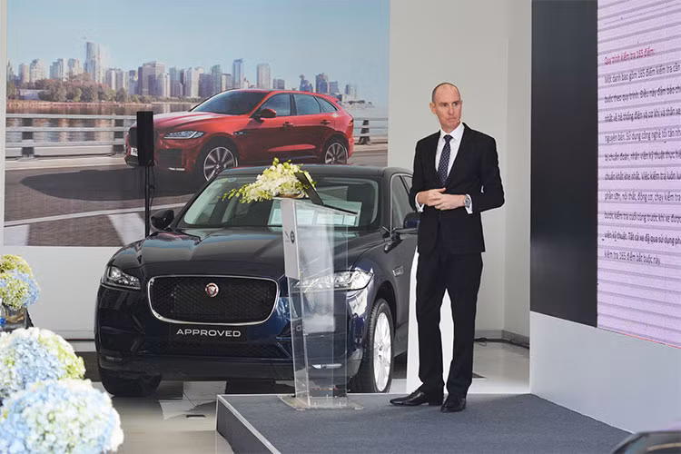 Dịch vụ kinh doanh xe mới này sẽ giúp khách hàng sở hữu các dòng xe Jaguar Land Rover cũ chính hãng. Đối với những khách hàng đang sở hữu xe của Jaguar Land Rover được mua chính hãng thì đây là cơ hội lý tưởng để ký gửi bán dưới dạng xe đã qua sử dụng và cơ hội đổi sang mẫu xe Jaguar hay Land Rover yêu thích khác.