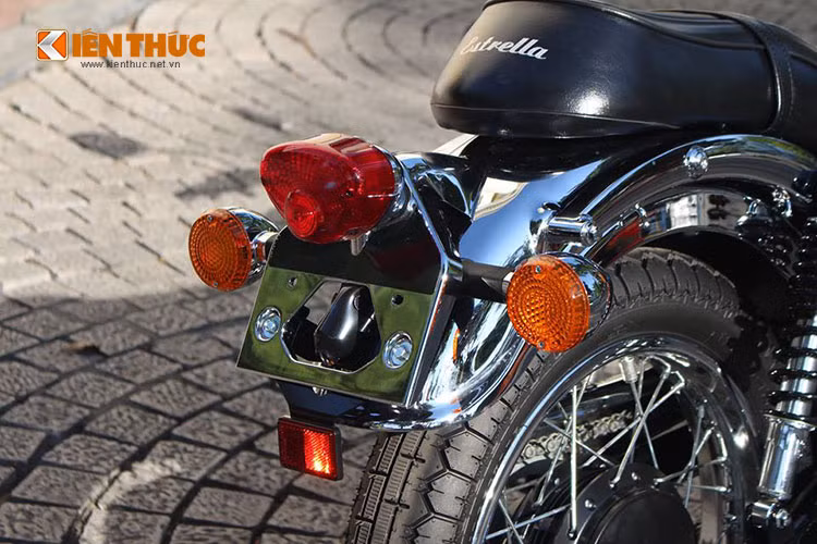 Yên xe với phong cách cổ điển, đèn hậu và hia xi nhan vẫn giữ nguyên nét đặc trưng của dòng xe này.