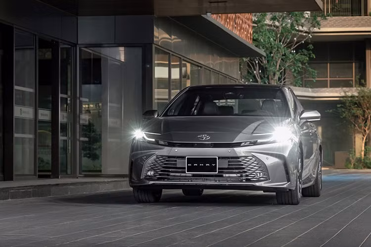 Ở chiều ngược lại, Toyota Camry đã có tháng 11 đáng quên khi doanh số chỉ đạt 23 xe, giảm tới 69,7% so với kỳ báo cáo tháng 10. Mức giảm sâu không chỉ khiến Camry lần đầu đánh mất vị trí số 1 phân khúc, mà còn ghi danh vào top bán ít nhất thị trường.