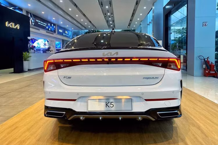 Án ngữ tại vị trí cuối bảng xếp hạng doanh số nhóm sedan cỡ D tháng 11 vẫn là cái tên quen thuộc - Honda Accord. Dẫu vậy, đây lại là thành viên ghi nhận đạt mức tăng trưởng cao nhất nhóm, tăng tới 150% theo tháng, đồng thời mở rộng thị phần từ 2,1% lên 6,9%.