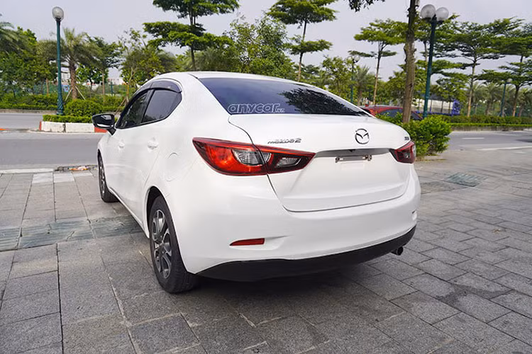 So với các đối thủ cùng đời ở phân khúc hạng B, Mazda2 nổi bật với thiết kế thời trang, nội thất tiện nghi và công nghệ vượt trội. Tuy là xe Nhật nhưng Mazda2 lại tập trung nhiều hơn vào trải nghiệm thay vì yếu tố thực dụng thường thấy. Đây cũng chính là điểm làm nên sự hấp dẫn của các mẫu xe nhà Mazda.