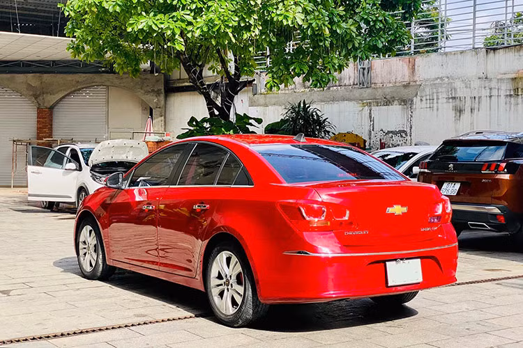 Ngoài hấp dẫn về giá, Chevrolet Cruze cũ còn nổi bật ở khung gầm cứng cáp, khả năng vận hành đằm chắc, cách âm tốt… Nếu thích sự mạnh mẽ của xe Mỹ thì Chevrolet Cruze 2015 – 2017 sẽ là lựa chọn phù hợp khi tìm mua xe ôtô cũ "giá mềm".