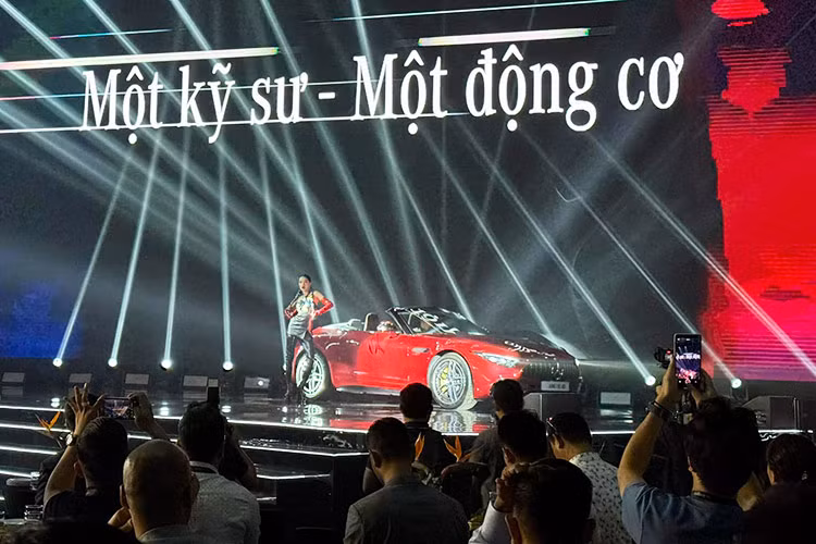 Khu vực riêng này sẽ dành cho khách hàng để thưởng lãm những tác phẩm nghệ thuật kết hợp giữa Mercedes-Maybach và David LaChapelle – nhà nhiếp ảnh gia huyền thoại của thế giới. Đây sẽ là khu vực xa xỉ có giới hạn số lượt khách tham quan, chỉ có khoảng 150 vé mời đặc biệt có ký hiệu Exclusive for Maybach Lounge từ Mercedes-Benz Việt Nam được gửi đến 150 khách hàng.