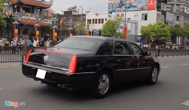 Điểm phân biệt giữa chiếc xe chống đạn và bản thường có thể nhìn thấy ở lớp kính cường lực chống đạn. Khung xe chống đạn có viền đậm để giữ lớp kính dày tới 6 cm bên trong. So với Cadillac One của Tổng thống Mỹ, chiếc xe này có giáp và kính dày bằng một nửa. Xe Tổng thống có kính chống đạn dày 12 cm, cửa dày 20 cm.