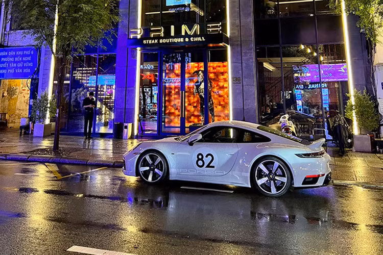 Đến khi chiếc xe thể thao giới hạn Porsche 911 Sport Classic của Cường Đô la về nước, thêm 1 cặp số lộ diện đó là con số 82 ở 2 bên cửa, ghép lại với số thứ tự chúng ta sẽ dễ dàng nhận ra, chồng của Đàm Thu Trang muốn đặt theo ngày/tháng/năm sinh của mình, 12/02/82.