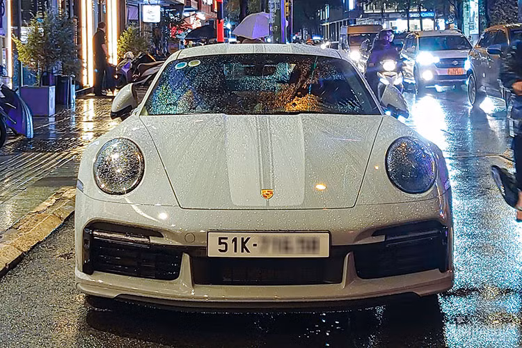 Ngoại thất Porsche 911 Sport Classic 2023 của Cường Đôla sở hữu phần thân rộng với các vòm bánh xe loe và cánh gió đuôi vịt phía sau lấy cảm hứng từ chiếc 911 Carrera RS của những năm 1970. Trong khi đó, phần mái bong bóng kép làm từ nhựa gia cố sợi carbon lại gợi nhớ đến chiếc Sport Classic thời 997.