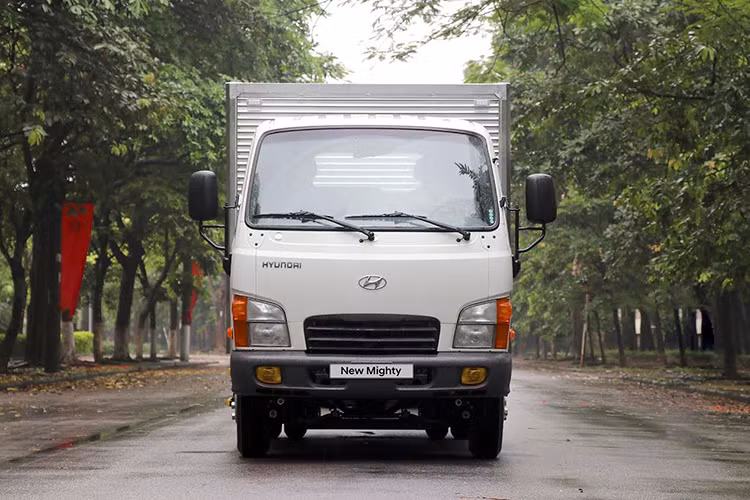 Về tổng thể, Hyudnai New Mighty N250SL 2019 sở hữu đặc điểm nổi bật nhất là chiều dài cơ sở của chiếc xe lên tới 3,310mm và tổng tải trọng của xe cũng được nâng lên mức 4,995kg. Điều này giúp chiều dài thùng xe sẽ được tăng lên tới hơn 4m, tăng khả năng vận chuyển hàng hóa và hiệu quả làm việc của chiếc xe.