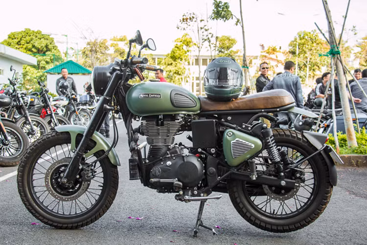 Royal Enfield được xem là hãng xe môtô lâu đời nhất Thế giới, khi đã trên dây chuyền từ năm 1948 tới nay. Mới đây, một người đam mê dòng xe Royal Enfield tại Việt Nam đã độ lại chiếc Classic 500 theo phong cách Brat với tông màu quân đội chất đến từng chi tiết.