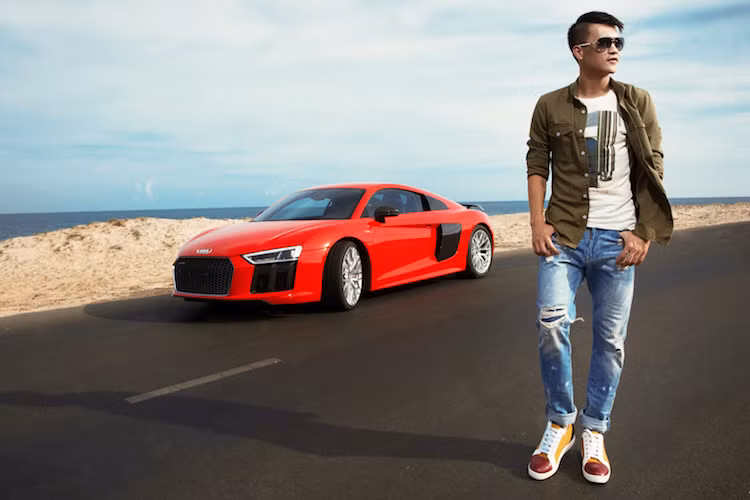 Động cơ với dải vòng tua cao, cấu trúc siêu nhẹ và hệ thống treo cực kỳ năng động với hệ dẫn động bốn bánh toàn thời gian quattro kết hợp với vec-tơ mô-men xoắn linh động – tất cả biến chiếc R8 Coupé trở thành một siêu xe thực sự. Mức giá xe Audi R8 2016 khi mới về Việt Nam khoảng hơn 13 tỷ đồng.