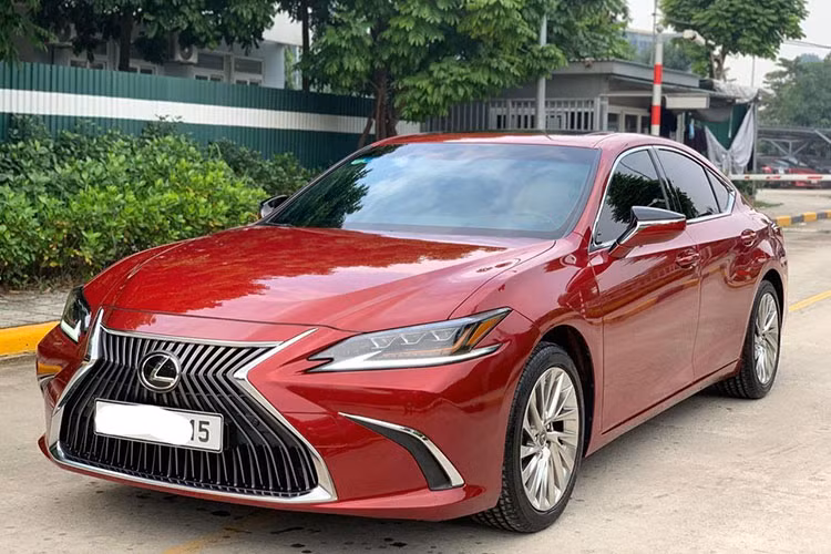 Với mức giá tới hơn 2,3 tỷ đồng sau khoảng 3 năm - đây được xem là khá cao cho một mẫu xe sang. Tuy nhiên với thương hiệu Lexus tại Việt Nam thì hoàn toàn khác, nó luôn giữ giá và khác biệt hoàn toàn so với các đối thủ đến từ Đức hay Mỹ... dù trải qua tới cả chục năm sử dụng.