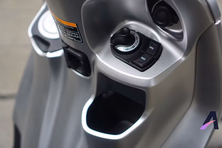 Về mặt tiện ích, Yamaha Grande Hybrid 2018 tiếp tục sử dụng ổ khóa 5 trong 1 đối với phiên bản thường, phiên bản ABS của xe sẽ được trang bị hệ thống khóa thông minh Smart Key. Nắp bình xăng của xe được bố trí cao ở phần yếm xe, giúp người dùng đổ xăng mà không cần xuống xe.