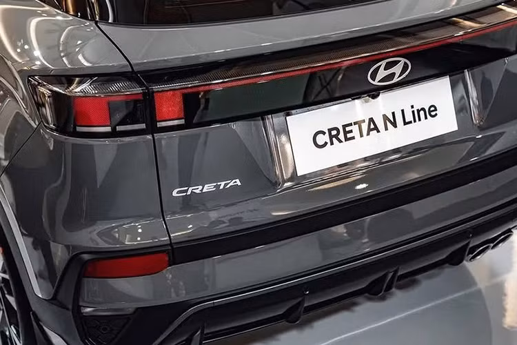 Ở phiên bản N Line, xe có thêm cản trước/sau, lưới tản nhiệt và cánh lướt gió bên sườn riêng. Ngoài ra, phiên bản N Line còn dùng bộ vành cỡ lớn hơn với đường kính 18 inch, đi kèm lốp 215/55 R18. Những chi tiết ngoại thất màu đỏ ở cản trước, sườn xe, vành la-zăng và cản sau, cánh gió mui nổi bật hơn cùng 2 đầu ống xả phía sau cũng là dấu hiệu nhận biết cho phiên bản N Line.