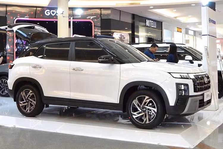 Đồng thời, hãng Hyundai còn giới thiệu cả phiên bản N Line với thiết kế thể thao hơn của Creta ở xứ sở vạn đảo. Vì là phiên bản nâng cấp giữa vòng đời nên mẫu xe SUV Hyundai Creta 2025 ở thị trường Indonesia không thay đổi về mặt kích thước. Xe vẫn sở hữu kích thước dài x rộng x cao lần lượt 4.330 x 1.790 x 1.635 mm và chiều dài cơ sở 2.610 mm.