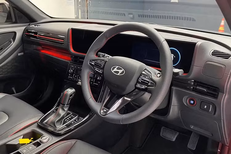 Không chỉ được cải tiến thiết kế ngoại thất, Hyundai Creta 2025 tại thị trường Indonesia còn sở hữu nội thất tiện nghi hơn. Điểm nhấn của nội thất nằm ở màn hình cỡ lớn trên mặt táp-lô, tích hợp bảng đồng hồ kỹ thuật số và màn hình cảm ứng trung tâm cùng có kích thước 10,25 inch. Thêm vào đó là hệ thống âm thanh Bose 8 loa, ghế trước thông hơi, sạc điện thoại không dây và cửa sổ trời toàn cảnh Panorama.