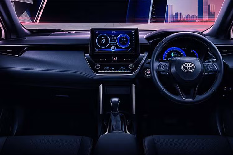 Khu vực taplo của xe bọc da, bảng điều khiển trung tâm được hoàn thiện với màu đen bóng, vô-lăng và ghế tạo điểm nhấn với chỉ khâu màu bạc. Tựa đầu và nút bấm khởi động được trang trí bằng biểu tượng GR.