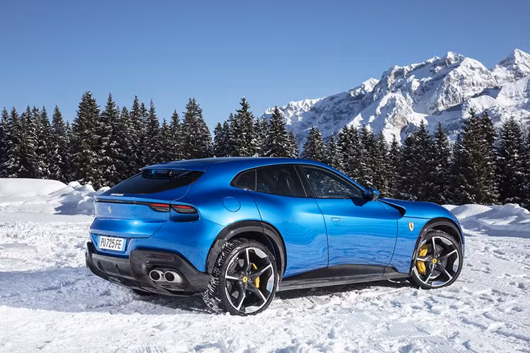 Theo các nguồn tin, hai mẫu xe mà Cristiano Ronaldo vừa bổ sung gần đây là Ferrari Monza SP2 có giá hơn 1.9 triệu đô là và Bugatti Centodieci có giá không dưới 10 triệu đô la. Đáng chú ý mẫu Bugatti Centodieci vẫn chưa được bàn giao và chỉ có 10 chiếc được sản xuất trên thế giới.
