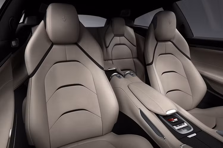 Trên thị trường giá xe Ferrari Purosangue đời mới này vào khoảng 400.000 bảng (tương đương hơn 12,5 tỷ đồng). Dù vậy, chiếc siêu xe đắt giá này chưa phải thuộc hàng đắt nhất trong bộ sưu tập siêu xe của Ronaldo.