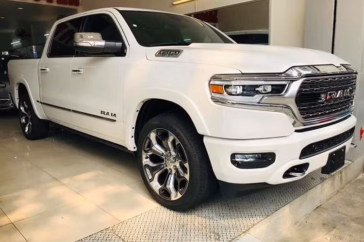 Tại thị trường xe bán tải cỡ lớn Việt Nam hiện nay, Ford F-150 vẫn là cái tên quen thuộc khi thường xuyên được các đại gia đưa về sử dụng. Mẫu xe bán tải RAM 1500 Limited 2019 được xem là hàng hiếm, phỉa do người dùng yêu thích và đặt hàng mới có được.