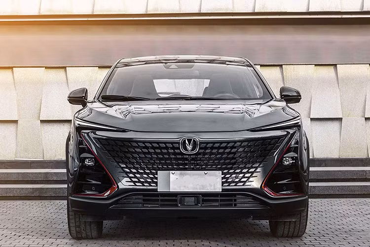 Changan Uni-T 2021 ở Trung Quốc có giá bán từ 120.000 - 150.000 nhân dân tệ (khoảng 402 đến 502 triệu đồng) với 2 phiên bản. Mẫu xe nay hiện nay đã được bán đại trà và được người dùng nội địa tại đất nước tỷ dân khá yêu thích.