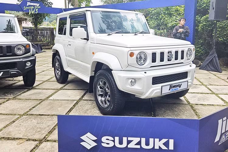 Tại thị trường Việt Nam Suzuki Jimny ra mắt hồi tháng 4/2024 vừa qua, mẫu xe này đang được bán với mức giá 789 triệu đồng cho bản một tông màu và 799 triệu đồng đối với bản phối hai tông màu.