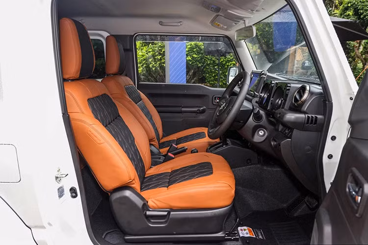 Dưới nắp ca-pô, Suzuki Jimny Arctic được trang bị động cơ 1.5L quen thuộc, cung cấp công suất 101 mã lực và mô-men xoắn 130 Nm, kết hợp với hệ dẫn động bốn bánh AllGrip.