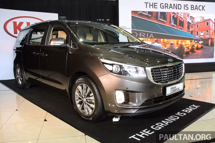 Mặc dù đã xuất hiện tại thị trường từ cuối năm 2016, tuy nhiên cho tới nay Kia Grand Carnival 2017 (hay còn có tên Kia Sedona 2017 mới tại Việt Nam) mới được chính thức ra mắt khách hàng Malaysia. Chiếc MPV này của Kia là một mẫu xe gia đình khá ăn khách bởi thiết kế rộng rãi, tiện lợi và có đầy đủ để phục vụ nhu cầu chuyên chở cả gia đình.