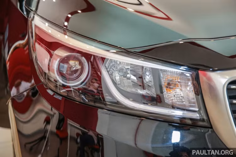 Về tổng thể, mẫu xe Sedona 2017 mới sở hữu kích thước tổng thể là: 5.115 mm dài x 1.985 mm rộng x 1.740 mm cao. Chiều dài cơ sở ở mức 3.060 mm. Xung quanh vẫn được ốp viền mạ cờ-rôm dạng to bản, phía dưới hốc đèn sương mùa với kích thước lớn so với phiên bản trước đây.