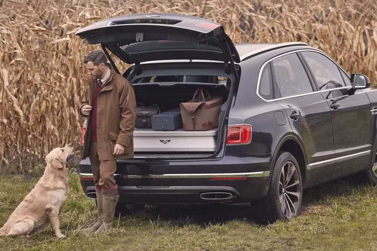 Giống như Bentley ở Thế giới xe, các sản phẩm của Purdey không chỉ nổi tiếng bởi chất lượng hàng đầu mà còn ở thiết kế vô cùng tinh xảo và rất bắt mắt. Chính vì vậy, khách hàng của Purday đa phần là các nhân vật tầm cỡ hoặc các gia đình Hoàng gia trên khắp châu Âu.