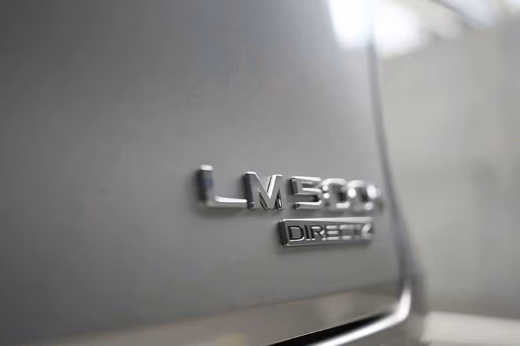 Về ngoại hình, mẫu MPV hạng sang của Lexus đã được nâng cấp mạnh mẽ. Lexus LM 500h sử dụng chung nền tảng khung gầm với Toyota Alphard và được gia cố về độ cứng (tăng thêm 50%). Ngoài ra, hệ thống treo thích ứng trên xe cũng đã được can thiệp để cải thiện sự rung lắc khi di chuyển trên những con đường gồ ghề, nhiều sỏi đá.