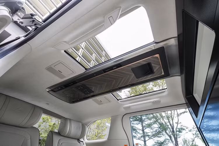 Ngoài ra, xe cũng có hệ thống đèn viền 64 màu với 14 chủ đề, phanh tay điện tử và tính năng tự động giữ phanh tạm thời. Trần xe xuất hiện cụm điều khiển ốp gỗ với một số tính năng của xe và cửa gió điều hòa. Hai bên cụm điều khiển bố trí cửa sổ trời.