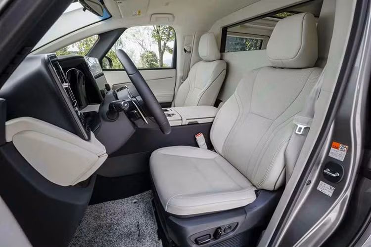 Lexus cung cấp cho khách hàng 3 tùy chọn cấu hình ghế ngồi là 4,6 và 7 chỗ. Trong đó, mẫu 4 chỗ là loại sang trọng nhất với các trang bị đáng chú ý như: vách ngăn giữa hàng ghế trước và hàng ghế sau, màn hình rộng 48 inch, tủ lạnh, ngăn chứa đồ đặc biệt…