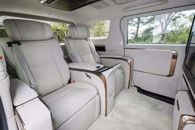 Chưa hết, Lexus LM còn có một hệ thống sưởi ấm và làm mát tiên tiến có thể đo nhiệt độ của hành khách trên mặt, ngực, đùi để điều khiển HVAC đảm bảo khả năng làm mát/ấm hài hòa.