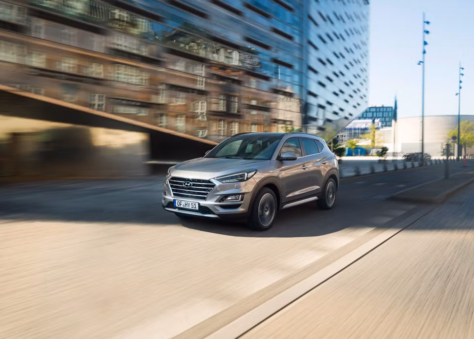 Cấu hình động cơ trên Hyundai Tucson facelift không thay đổi so với trước. Phiên bản 1.6L Turbo trang bị động cơ xăng tăng áp 1.6L T-GDI, đi kèm với hộp số7 cấp ly hợp kép cho công suất 174 mã lực và mô-men xoắn 265Nm. Phiên bản 2.0L Elegance sử dụng động cơ hút khí tự nhiên 2.0L, kết hợp với hộp số tự động 6 cấp tạo ra công suất và mô-men xoắn lần lượt 153 mã lực và 192Nm.