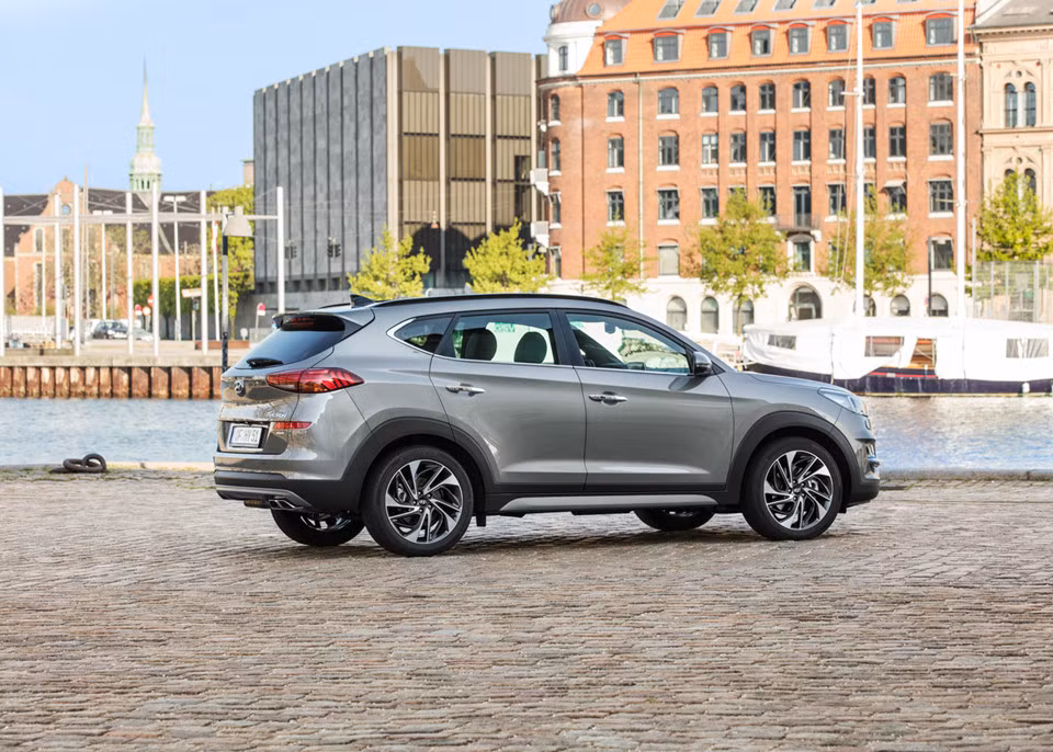 Ngoài ra, phiên bản tăng áp của mẫu xe Hyundai Tucson facelift 2019 này còn sở hữu tay nắm cửa mạ chrome tích hợp đèn báo và đèn hậu LED. 