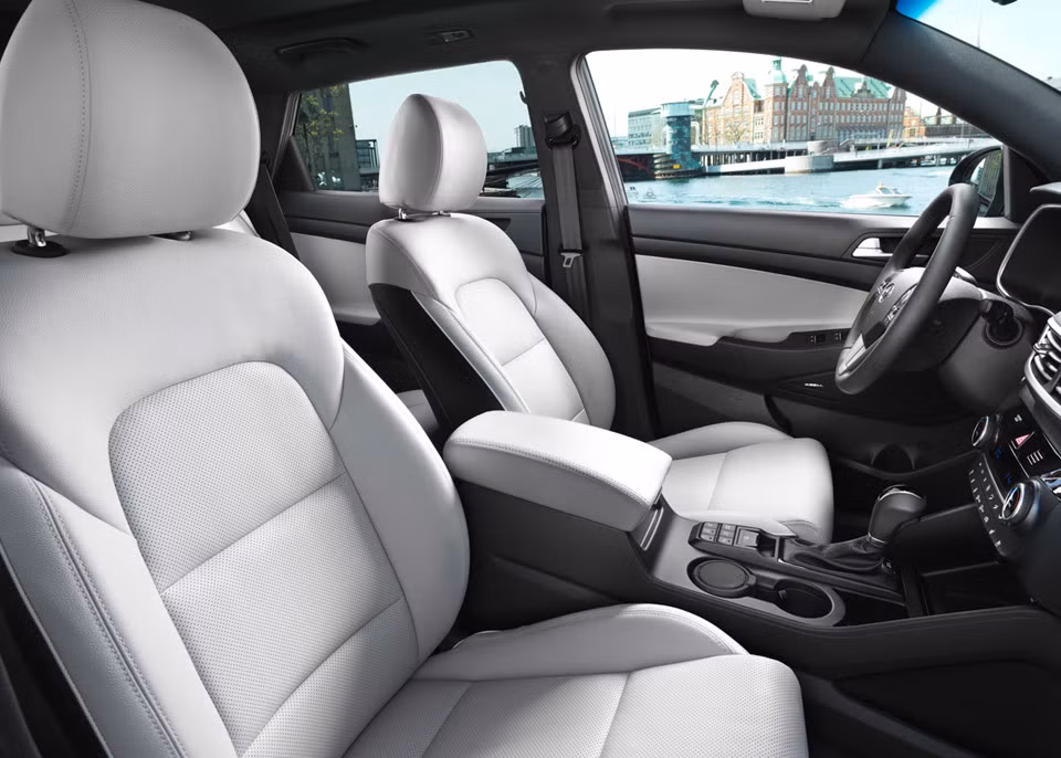 Cụm màn hình giải trí mới cũng được tích hợp công nghệ kết nối Apple CarPlay và Android Auto hiện đại. Các chi tiết còn lại không thay đổi về thiết kế, hệ thống điều hòa vẫn là loại 2 vùng độc lập. Bên dưới tích hợp cổng kết nối USB, AUX và cổng sạc 12V.