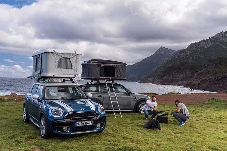 Mẫu xe crossover MINI Countryman thế hệ mới 2017 sở hữu chiều dài tổng thể tăng gần 203 mm và rộng hơn 30 mm, trong khi đó, chiều dài trục cơ sở của xe dài thêm 73 mm và khoang hành lý cũng tăng lên 450 lít. So với phiên bản trước đó và giúp mẫu crossover cỡ nhỏ này trở thành chiếc MINI lớn nhất từ trước đến nay của hãng xe Anh quốc. 