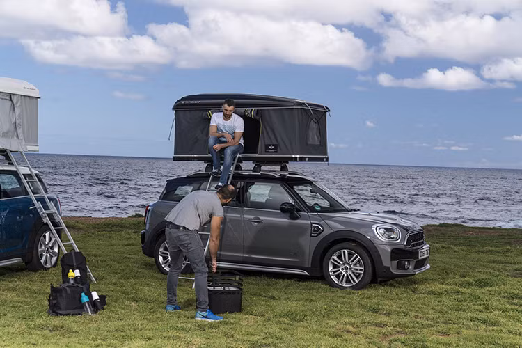 Chiếc lều dành riêng cho xe MINI crossover Countryman này có tên là AirTop, được cấu tạo từ các gọng làm bằng sợi thủy tinh trông giống như một chiếc hộp đựng hàng thông thường. Lều được gắn trên các thanh ngang của phần nóc xe và được giữ chắc chắn nhờ các kẹp bằng thép, rất dễ dàng lắp đặt mà không cần tới thiết bị chuyên dụng.