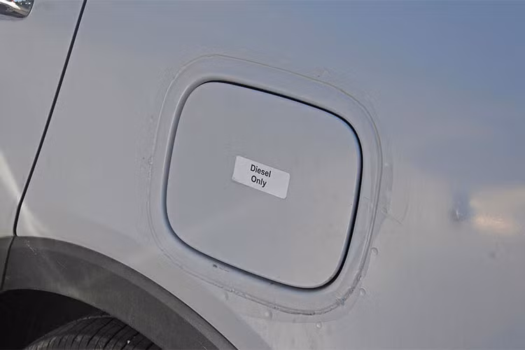 Thông số kỹ thuật trên động cơ diesel của Kia Sorento mới chưa được công bố, tuy nhiên mọi số liệu và báo cáo đều chỉ ra rằng dòng 2.2L trên Santa Fe là ứng cử viên thích hợp nhất với công suất 190 mã lực và 437 Nm mô-men xoắn. Kết hợp với động cơ sẽ là hộp số tự động 8 cấp truyền tải năng lượng tới cầu trước hoặc cả 2 cầu.