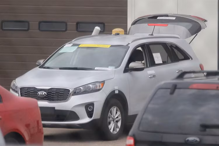 Về ngoại hình, bản máy xăng và dầu của mẫu xe Kia Sorento 2019 mới giống nhau như đúc, chi tiết duy nhất có thể phân biệt trên hai phiên bản này chính là hệ thống xả. Thay vì sử dụng ống xả hình bầu dục dạng đơn cỡ lớn như bản xăng, bản dầu ứng dụng thiết kế dạng đôi.