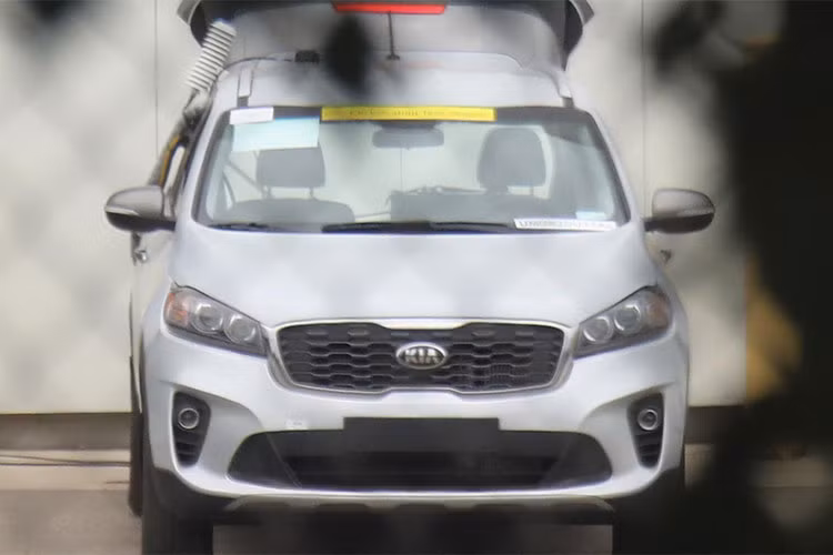 Từng ra mắt tại triển lãm Los Angeles 2017 tại Mỹ, mẫu crossover 7 chỗ Kia Sorento 2019 mới đã được thay đổi một số chi tiết. Mới đây, sau khi đã công bố phiên bản máy xăng, Kia Sorento 2019 máy dầu mới cũng đã bất ngờ xuất hiện khi đi đăng kiểm tại Mỹ để chuẩn bị ngày ra mắt.